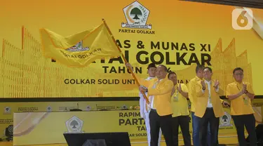 Ketua Umum Partai Golkar, Bahlil Lahadalia (kiri) mengibarkan panji Partai Golkar saat Rapat Pimpinan Nasional (Rapimnas) dan Musyawarah Nasional (Munas) XI Partai Golkar 2024 di Jakarta Convention Center, Rabu (21/8/2024). (Liputan6.com/Herman Zakharia)