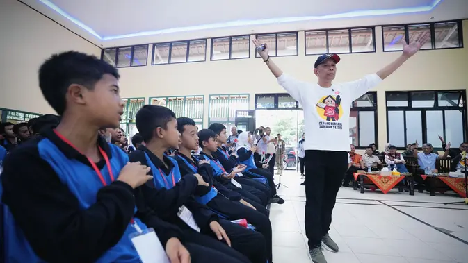 Wakil Menteri Sosial Agus Jabo Priyono saat berjamu ke Sekolah Rakyat Menengah Pertama (SRMP) 27 Banjarnegara, Jawa Tengah, Sabtu (30/8/2025) (Istimewa)