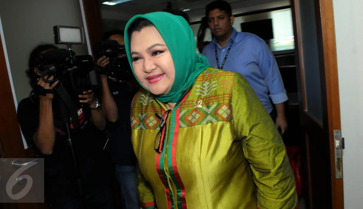 Anggota DPD RI, Emilia Contessa, usai memberi keterangan di ruang kerjanya, Gedung DPD RI, Jakarta, Senin (29/6/2015). Emil memberikan keterangan mengenai perceraian putrinya, Denada dengan sang suami, Jerry Aurum. (Liputan6.com/Faisal R Syam)