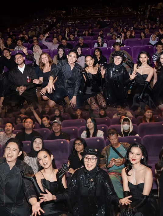 Foto kebersamaan Callista Arum dengan para pemain. Film Perjanjian Setan ini juga dibintangi oleh artis ternama Kenny Austin, Gemi Nastiti hingga Jessica Shania. Baru pertama kali disatukan dalam satu judul film, netizen sangat menantikan chemistry Kenny Austin dan Callista Arum. Lantaran film horor, para pemain lainnya juga mengenakan busana warna hitam. (Liputan6.com/IG/@callistarum)