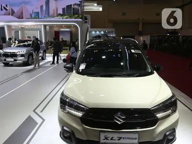 Pengunjung melihat deretan mobil Suzuki yang dipamerkan pada ajang Gaikindo Indonesia International Auto Show (GIIAS) 2024 di Indonesia Convention Exhibition (ICE) BSD, Kabupaten Tangerang, Banten, Kamis (18/7/2024). (Liputan6.com/Angga Yuniar)