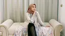 Rifkiya Binti Idrus Zainal Abidin atau yang lebih dikenal dengan nama Vicky Alaydrus kerap tampil dengan baju gamis. Kendati demikian, ia tetap dapat tampil stylish. (Liputan6.com/IG/vickyalaydrus)