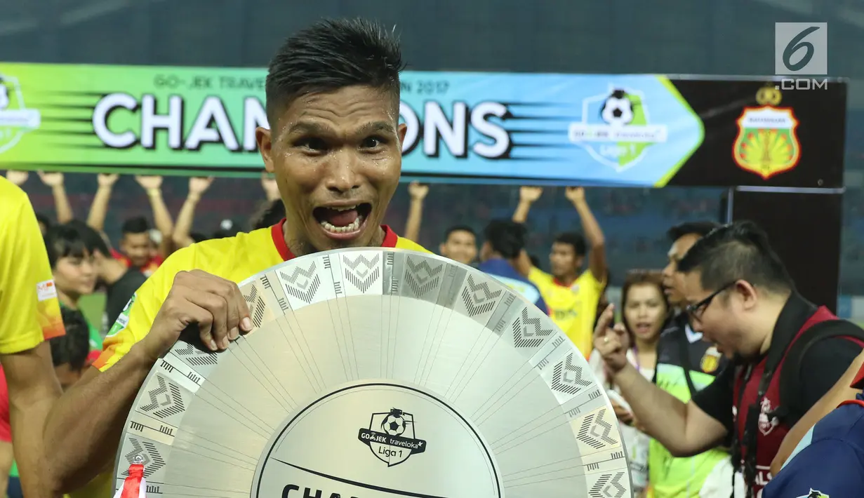 Pemain Bhayangkara FC, Firli Apriansyah merayakan gelar juara Liga 1 Indonesia usai melawan Persija di Stadion Patriot Candrabhaga, Bekasi, Minggu (12/11). Bhayangkara FC meraih 68 poin dari 34 pertandingan. (Liputan6.com/Helmi Fithriansyah)