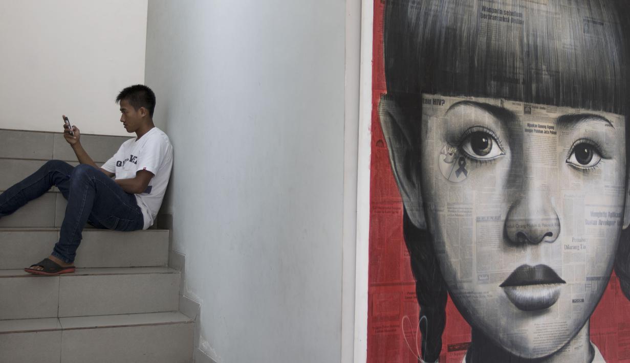 Menelfon ibunda merupakan ritual yang dilakukan Bayu Gatra sebelum menjalani pertandingan. (Bola.com/Vitalis Yogi Trisna)