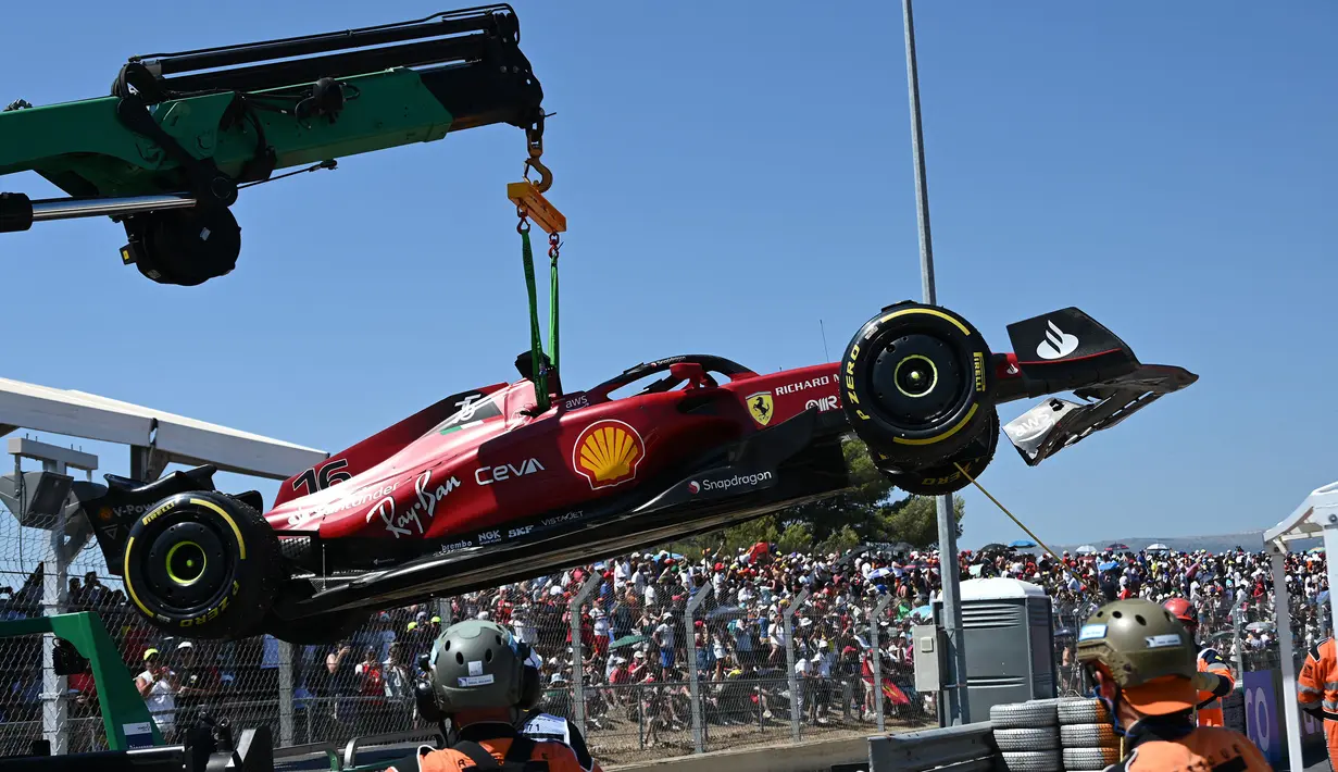 Charles Leclerc sebenarnya berada di jalur yang tepat untuk meraih kemenangan di GP Prancis. Terlebih, ia dalam performa yang luar biasa setelah mampu mengungguli Max Verstappen di GP Austria. Sayangnya, semua itu berakhir memasuki lap ke-18 ketika Leclerc tergelincir dan menabrak dinding pembatas. Atas kejadian tersebut, pebalap Polandia itu harus kehilangan banyak poin di Formula 1 musim 2022 ini. (AFP/Christophe Simon)