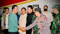 Presiden Jokowi saat tiba di Bandar Udara Sentani, Kabupaten Jayapura, Provinsi Papua. (Biro Pers Sekretariat Presiden/Laily Rachev)