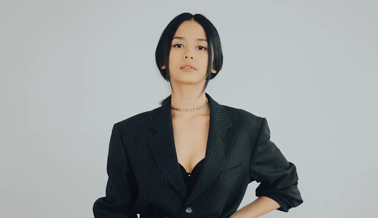 Kerap ditunjuk sebagai seorang model, Givina Lukita Dewi memiliki selera berpakaian yang bagus. Wanita kelahiran 7 September 1996 ini kerap berpenampilan menawan dalam busana berwarna hitam. (Liputan6.com/IG/givinald)