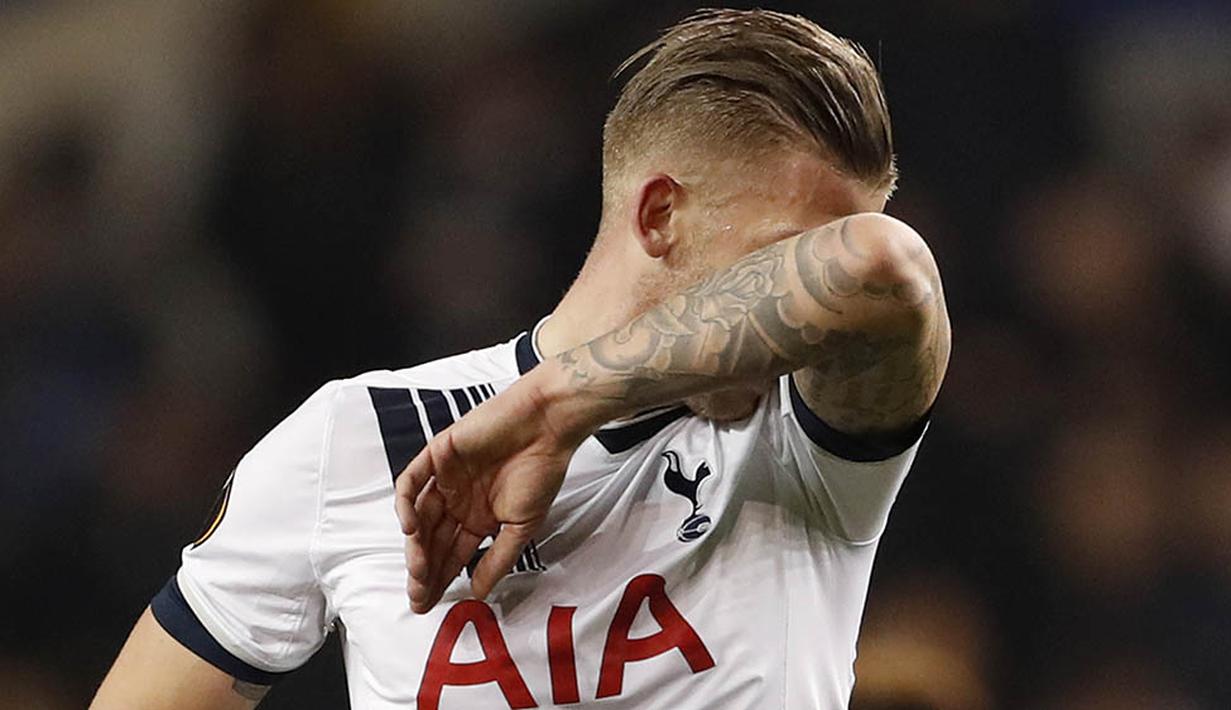 Bek Tottenham, Toby Alderweireld, tampak kecewa usai takluk dari Dortmund pada laga leg kedua babak 16 besar Liga Europa di Stadion White Hart Lane, Inggris, Jumat (18/3/2016) dini hari WIB. (Action Images via Reuters/John Sibley)