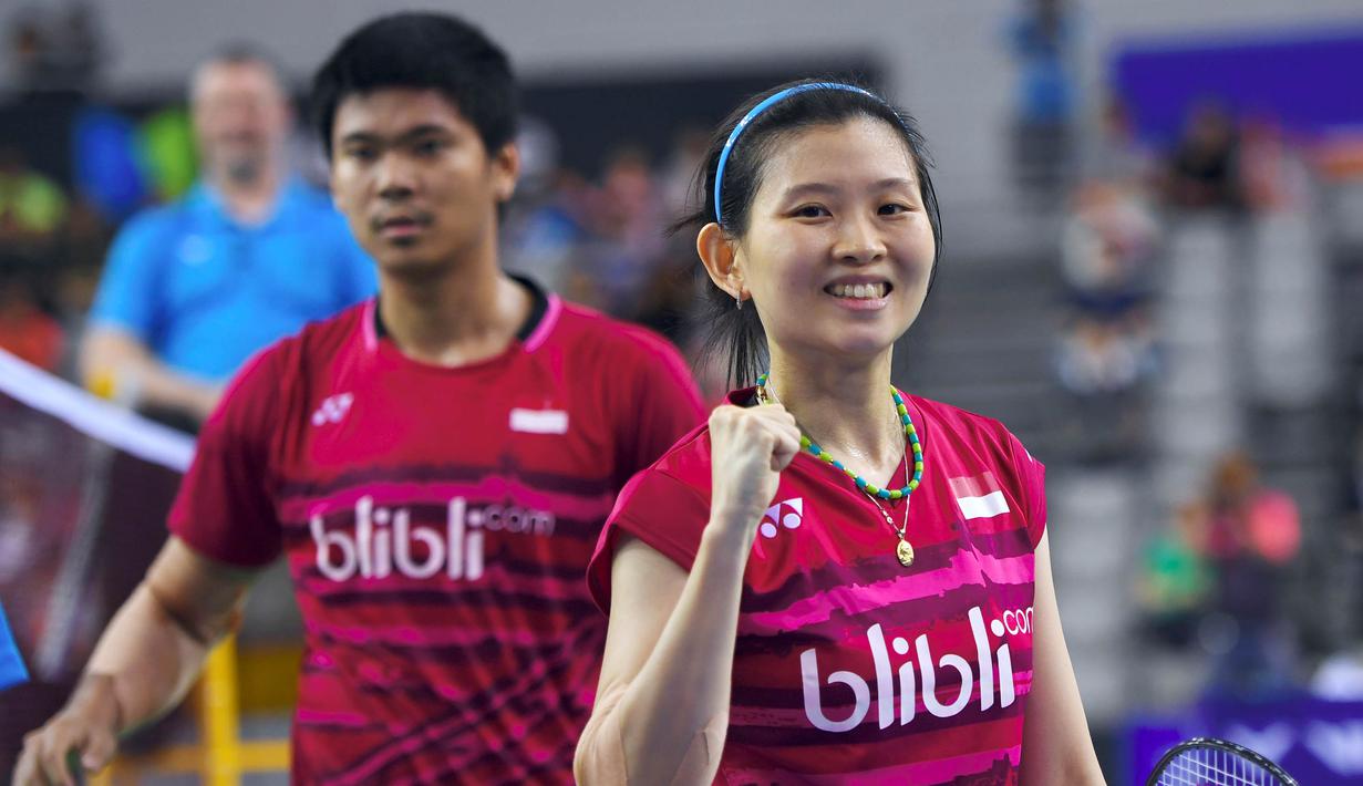 Pasangan Indonesia, Praveen Jordan/Debby Susanto, berselebrasi usai kalahkan pasangan China, Wang Yilyu/Huang Dongping pada Korea Terbuka 2017, Minggu (17/9/2017). Praveen/Debby menang 21-17, 21-18 atas Wang Yilyu/Huang Dongping. (AFP/Jung Yeon-Je)