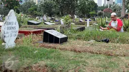 Warga berdoa ketika ziarah kubur di Tempat Pemakaman Umum (TPU) Karet Bivak, Jakarta, Minggu (14/6/2015). Menjelang bulan Ramadan umat muslim melakukan ziarah kubur untuk mendoakan keluarga dan kerabatnya yang telah wafat. (Liputan6.com/Helmi Afandi)