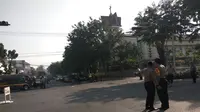 Polisi berjaga di Gereja Santa Maria Tak Bercela (Liputan6.com/Dian)