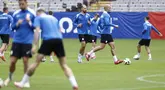 Para pemain Slovenia menghadiri sesi latihan MD-1 menjelang pertandingan Grup C UEFA Euro 2024 di base camp tim di Wuppertal, Rabu (19/6/2024). (KENZO TRIBOUILLARD / AFP)