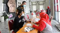 Wali Kota Semarang, Hendrar Prihadi meninjau kegiatan peringatan May Day pada masa pandemi COVID-19 yang diisi dengan pemberian vaksin kepada para buruh.