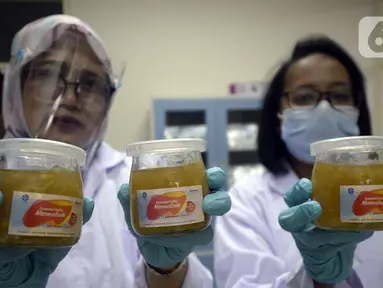 Peneliti LIPI menunjukkan selai jahe merah fermentasi di Puspitek Serpong, Tangerang Selatan, Banten, Senin (26/10/2020). Selai Marmalade yang terbuat dari fermentasi rempah-rempah lokal bisa meningkatkan daya tahan tubuh di tengah pandemi COVID-19. (merdeka.com/Dwi Narwoko)