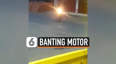 EMOSI, EMAK-EMAK BANTING MOTORNYA DI TENGAH JALAN