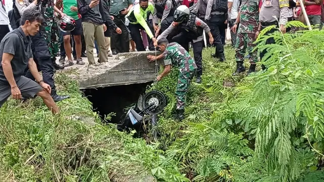 Proses evakuasi anggota TNI tewas di Kendari usai mengalami kecelakaan tunggal, Kamis (23/2/2023).