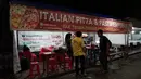 Tunqu Nangkring Pizza, berlokasi di Jalan Mangkubumi, Yogyakarta (kawasan Stasiun Tugu). Tempatnya memang benar-benar berada di emperan dan berbeda dengan tempat menjual pizza pada umumnya. (Brilio/Syamsu Dhuha FR)