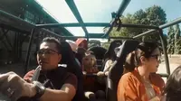 Anang Hermansyah naik mobil buatan Pindad (YouTube)
