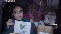 Gambar yang diambil dari video selebaran yang dirilis Kantor Media Hamas menunjukkan sandera Israel (dari kiri ke kanan) Emily Damari, Romi Gonen, dan Doron Steinbracher, yang&nbsp;ditawan&nbsp;militan Palestina selama serangan 7 Oktober 2023 saat mereka duduk di dalam kendaraan Hamas sebelum diserahkan pada Komite Internasional Palang Merah (ICRC) di Jalur Gaza pada 19 Januari 2025. (KANTOR MEDIA HAMAS/AFP)