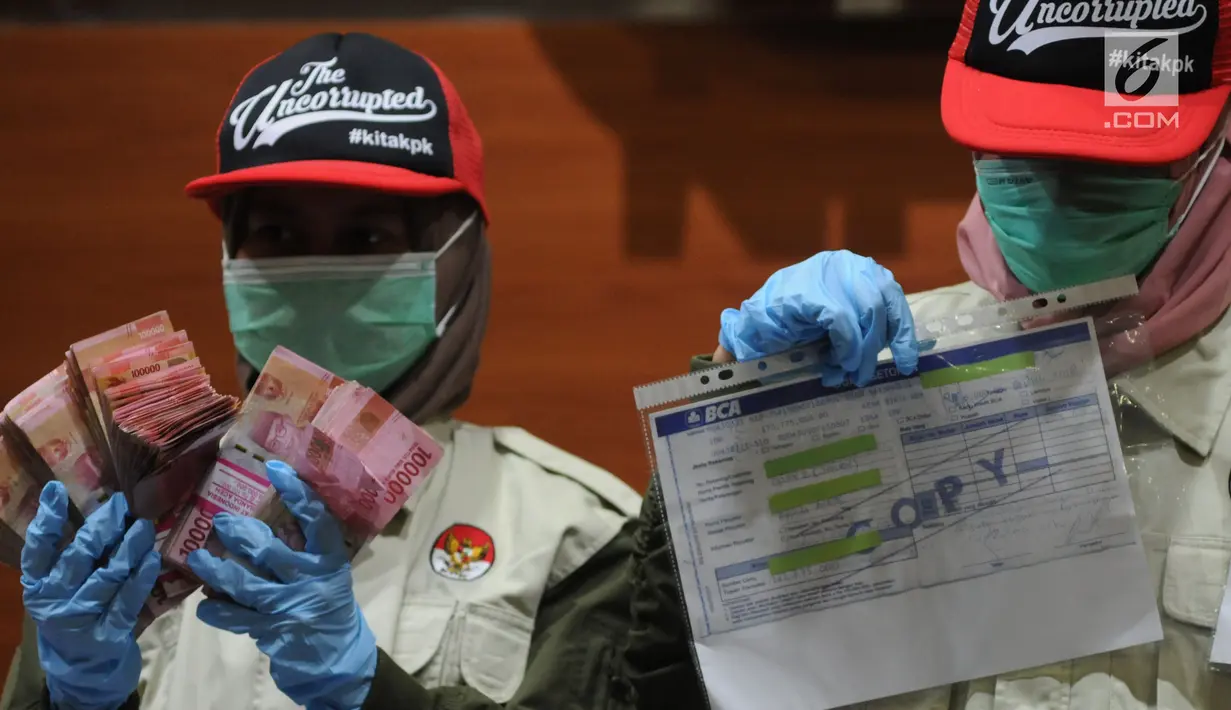 Petugas menunjukkan barang bukti hasil OTT di Aceh pada konferensi pers di Gedung KPK, Jakarta, Rabu (4/7). KPK mengamankan barang bukti uang ratusan juta dan bukti transfer diduga terkait suap dana otonomi khusus Aceh pada 2018. (Merdeka.com/Dwi Narwoko)