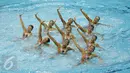 Tim renang indah Indonesia beraksi pada Final Renang Indah beregu kategori Free Combination, SEA Games di OCBC Aquatic, Singapura, Kamis (4/6). Tim renang indah Indonesia berhasil menyabet tiga medali perunggu. (Liputan6.com/Helmi Fithriansyah)