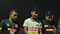 Bek Badak Lampung, Zaenal Haq didampingi tim medis setelah tidak bisa melanjutkan pertandingan melawan Arema FC. (Bola.com/Iwan Setiawan)