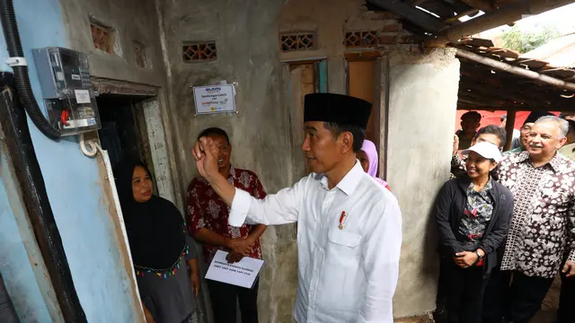 Gaya Jokowi Saat Tinjau Pemasangan Listrik Gratis di Garut