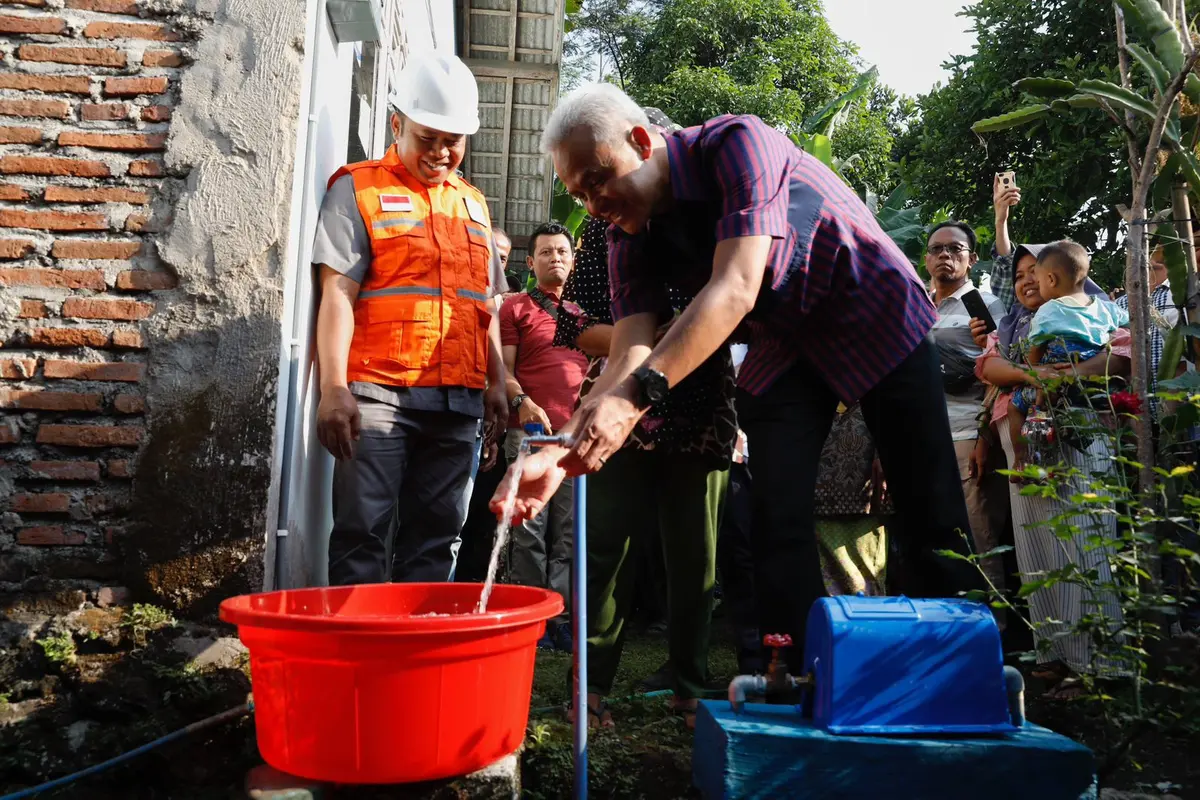 Gubernur Jawa Tengah Ganjar Pranowo meninjau bantuan pembangunan Sistem Penyediaan Air Bersih (SPAM) di Desa Gendoang, Kecamatan Moga, Kabupaten Pemalang. (Istimewa)