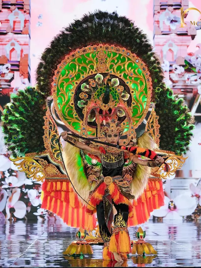 6 Pesona Andina Julie Pakai Kostum Nasional Reog Ponorogo di Miss Grand International 2022
