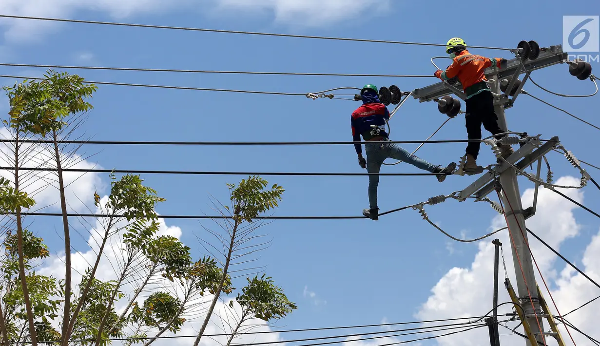 Petugas PLN memperbaiki jaringan listrik di Palu, Sulawesi Tengah, Sabtu (6/10). PT Perusahaan Listrik Negara (PLN) memastikan kondisi listrik di Kota Palu semakin membaik pasca gempa dan tsunami. (Liputan6.com/Fery Pradolo)