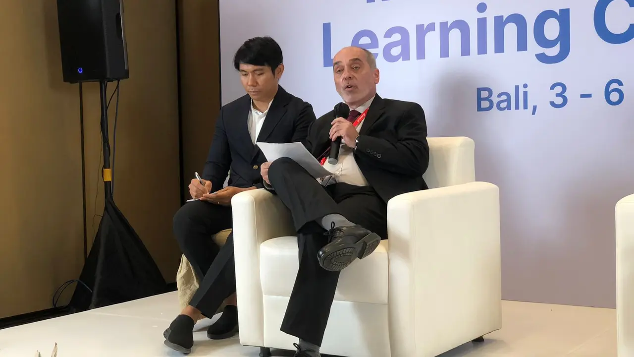 Chair of the Governing Board UNESCO Institute for Lifelong Learning (ILCC) Daniel Baril di Bali, Selasa (4/7/2023). Ia menyebutkan Indonesia sebagai negara percontohan dalam pembelajaran inklusif melalui Program Kartu Prakerja. (Tira/Liputan6.com)