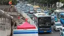 Pekerja menyelesaikan proyek revitalisasi di salah satu halte Transjakarta kawasan Karet, Jakarta, Rabu (7/6/2023). (Liputan6.com/Johan Tallo)