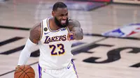 Pebasket Los Angeles Lakers, LeBron James, melakukan selebrasi saat melawan Houston Rockets pada gim kelima semifinal wilayah barat, Minggu (13/9/2020). Lakers menang dengan skor 119-96. (AP Photo/Mark J. Terrill)
