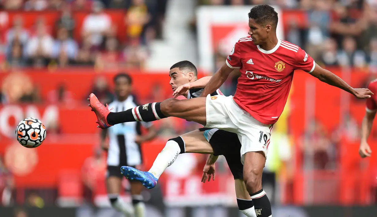 Raphael Varane. Bek tengah Portugal yang baru didatangkan Manchester United dari Real Madrid musim ini baru tampil 13 laga di semua ajang akibat cedera hamstring dan baru mengoleksi 1 gol. Awal tahun 2022 ini ia mendapat gaji sebesar 340 ribu pound per pekan alias Rp6,7 miliar. (AFP/Oli Scarff)