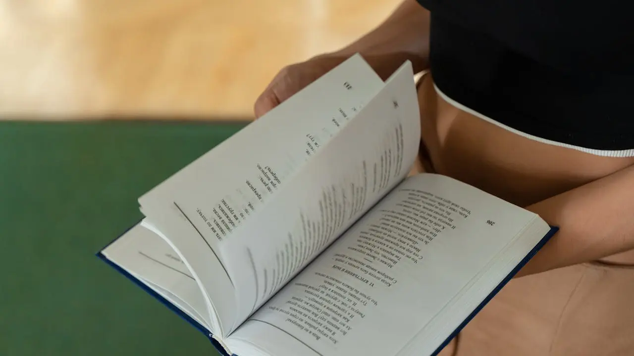 Membaca buku (Pexels)
