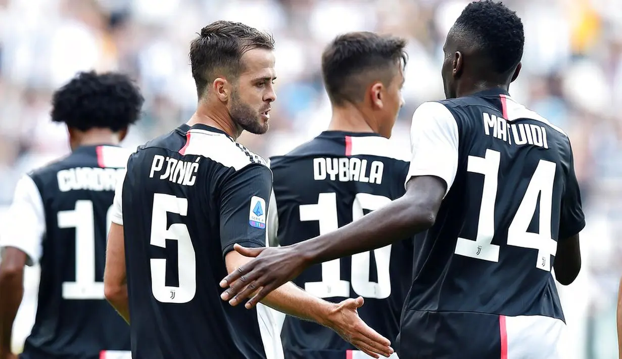 Pemain Juventus,  Miralem Pjanic, melakukan selebrasi usai membobol gawang SPAL pada laga Serie A di Stadion Allianz, Sabtu (28/9). Juventus menang 2-0 atas SPAL. (AP/Alessandro Di Marco)