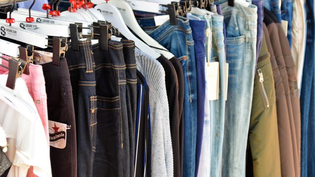 Ilustrasi pakaian thrifting