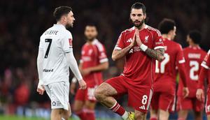 Gol pembuka kemenangan Liverpool tercipta pada menit ke-9 lewat tendangan keras Dominik Szoboszlai. Tampak dalam foto, gelandang Liverpool asal Hungaria, Dominik Szoboszlai (kanan) merayakan golnya saat pertandingan putaran ketiga Piala FA Inggris melawan Barnsley di Stadion Anfield, pada Senin 12 Januari 2026 waktu setempat atau Selasa (13/1/2026) dini hari WIB. (PETER POWELL/AFP)