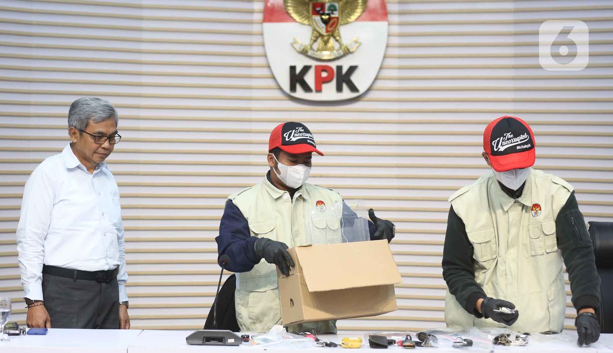 Ketua Komisi Pemberantasan Korupsi (KPK), Setyo Budiyanto (kiri) menyaksikan petugas nan bakal memperlihatkan peralatan bukti Operasi Tangkap Tangan (OTT) di Kantor Imigrasi Jakarta Barat, Gedung Merah Putih KPK, Jakarta, Kamis (4/6/2026). (Liputan6.com/Helmi Fithriansyah)