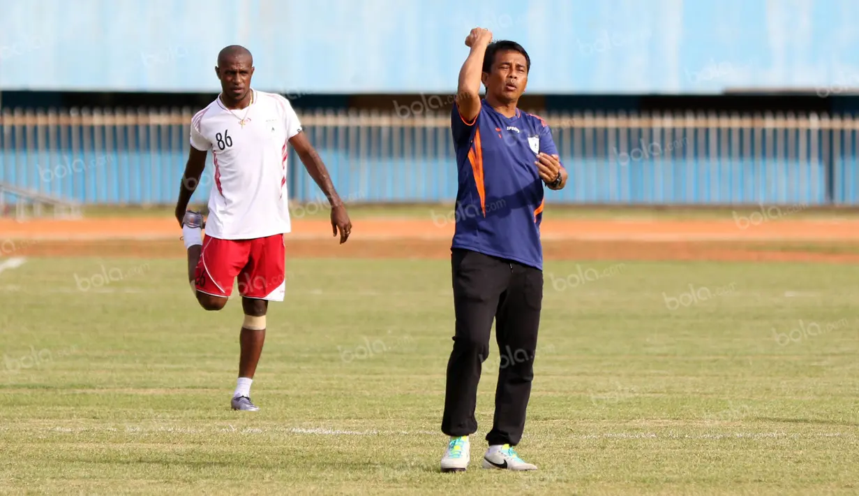 Pelatih Persipura Jayapura, Jafri Sastra, memimpin Boaz Solossa dan rekan-rekannya berlatih di Stadion Mandala, Jayapura, Kamis (28/4/2016) jelang melawan Persija. (Bola.com/Nicklas Hanoatubun)
