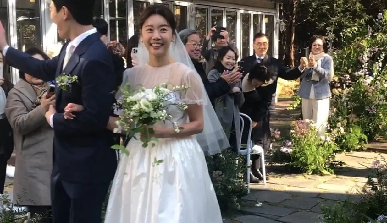 Dari beberapa foto yang beredar, momen pernikahan Park Sojin dan Lee Dong Ha terlihat amat membahagiakan. [Foto: Instagram/ssozi_sojin]