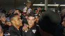 Gelandang Kolombia James Rodriguez (tengah) tiba di Bandara Congonhas di Sao Paulo, Brasil, pada 30 Juli 2023.  (AFP/Miguel Schincariol)