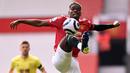 Gelandang Manchester United, Paul Pogba, mengontrol bola saat melawan Burnley pada laga Liga Inggris di Stadion Old Trafford, Minggu (18/4/2021). MU menang 3-1 Burnley. (Photo by STU FORSTER/POOL/AFP)