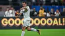 Legenda Real Madrid, Luis Figo merayakan gol ke gawang legenda Barcelona dalam laga persahabatan yang berlangsung di DY Patil Stadium, Navi Mumbai, India. (AFP/Punit Paranjpe)