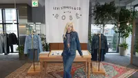 Denim Kustom Andalan Rose BLACKPINK yang Menyatu dengan Gaya Personal