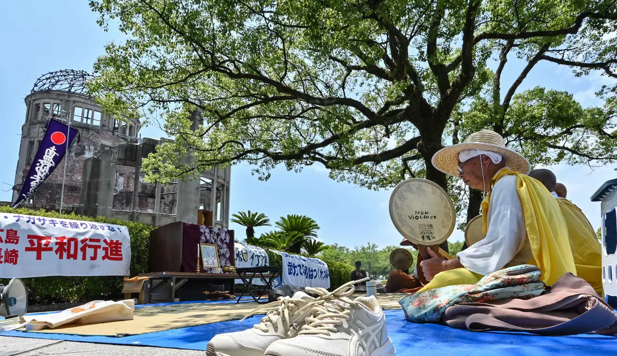 Sehari jelang upacara peringatan 80 tahun bom atom pertama di dunia, Kubah Bom Atom di kota Hiroshima, Prefektur Hiroshima ramai dikunjungi wisatawan dan peziarah. (Richard A. Brooks/AFP)