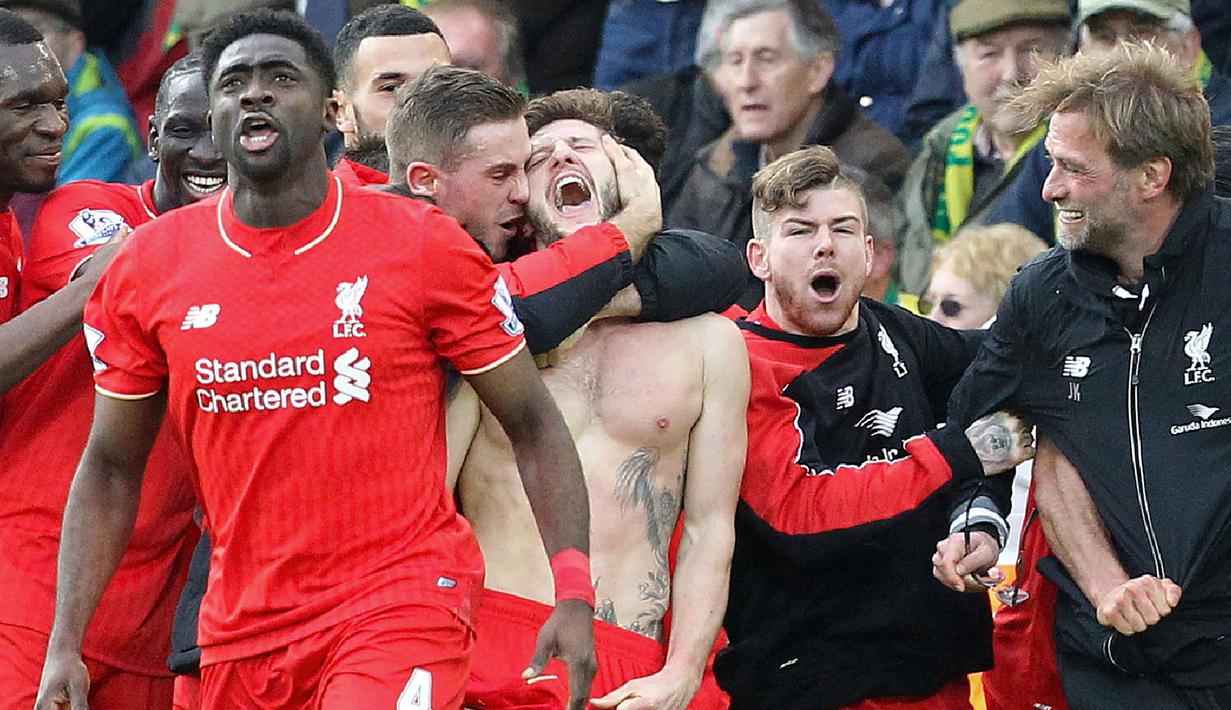 Pemain Liverpool, Adam Lallana (tengah), merayakan gol penentu yang dicetaknya di menit ke-90+2 ke gawang Norwich City dalam laga Liga Inggris di Stadion Carrow Road, Norwich, Sabtu (23/1/2016). Liverpool menang 5-4. (AFP/Lindsey Parnaby)