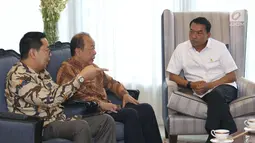 Kepala Staf Kepresidenan Jenderal (Purn) Moeldoko (kanan) berbincang dengan Corporate Secretary SCM Gilang Iskandar (kiri), Pemimpin Redaksi Liputan6.com Mohamad Teguh saat audensi di komplek Istana, Jakarta, Kamis (22/3). (Liputan6.com/Angga Yuniar)