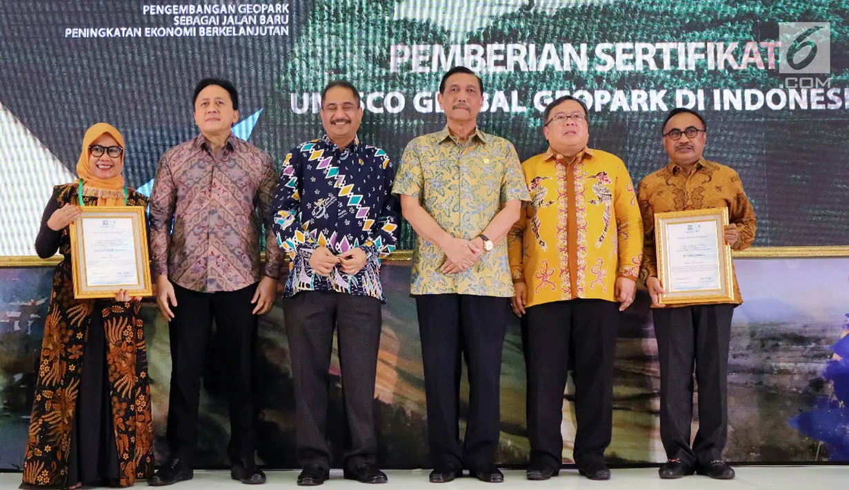Menteri PPN / Kepala Bappenas Bambang Brodjonegoro (kedua kanan) foto bersama dengan Menko Maritim, Menteri Pariwisata dan Kepala Bekraf pada Pemberian Sertifikat UNESCO Global Geopark di Jakarta, Kamis (12/07). (Liputan6.com/HO/Bappenas)