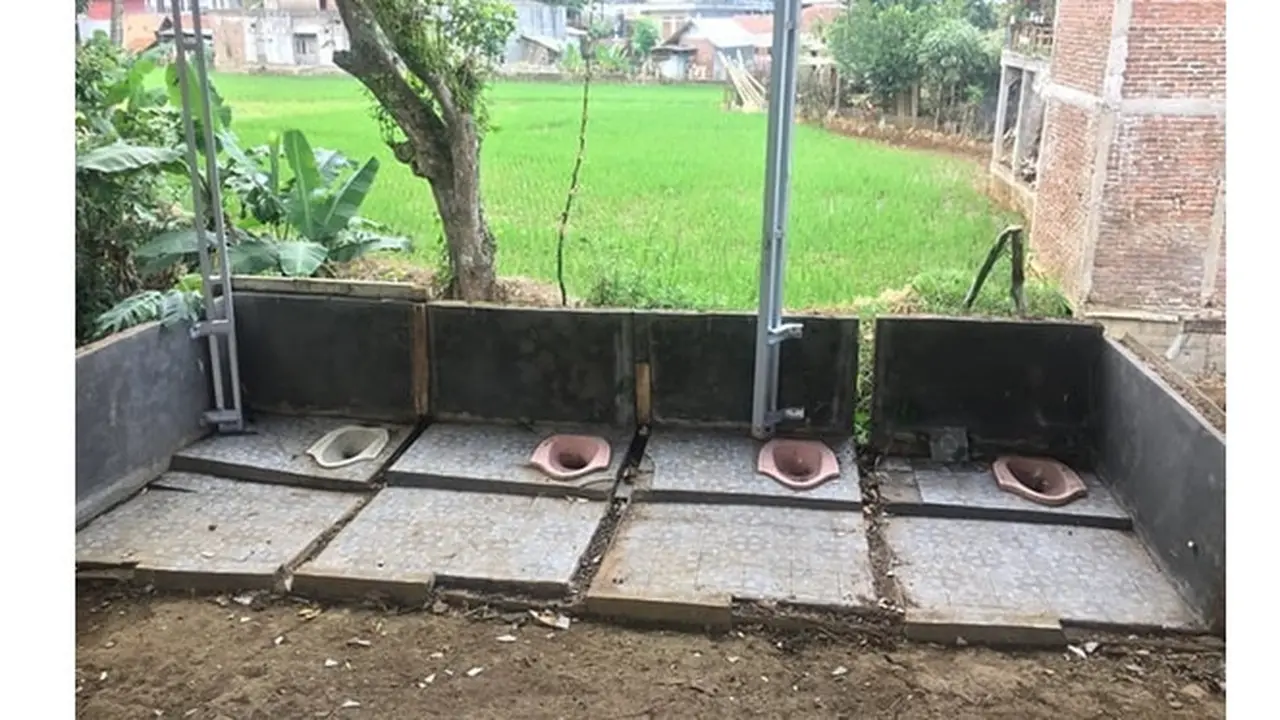 8 Toilet Outdoor dengan Konsep Bisa Buat Ngobrol Ini Kelewat Unik